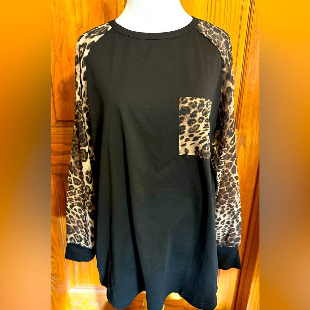 XL Women’s MSJ Black cotton shirt with sheer leopard print sleeves with blk cuff